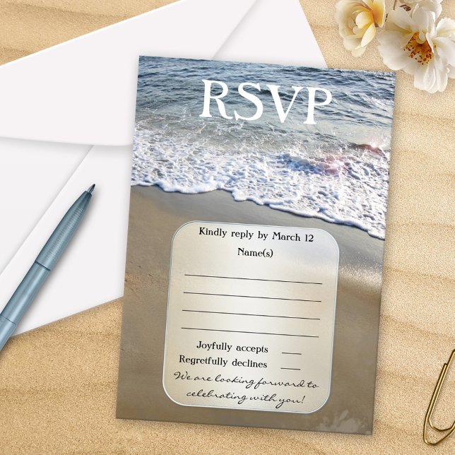 Tarjeta RSVP de Dream Beach Wedding (RSVP card featuring a dreamy beach image with waves flowing on the sand)
