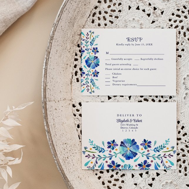 Tarjeta RSVP de Fiesta Floral Azul y Blanco (Blue and White Floral Fiesta Wedding RSVP Card on a neutral boho wedding table.)