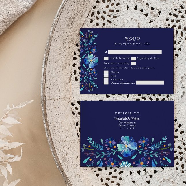 Tarjeta RSVP de Fiesta Floral Mexicana Azul Marina (Navy Blue Mexican Floral Fiesta Wedding RSVP Card on a neutral boho wedding table.)