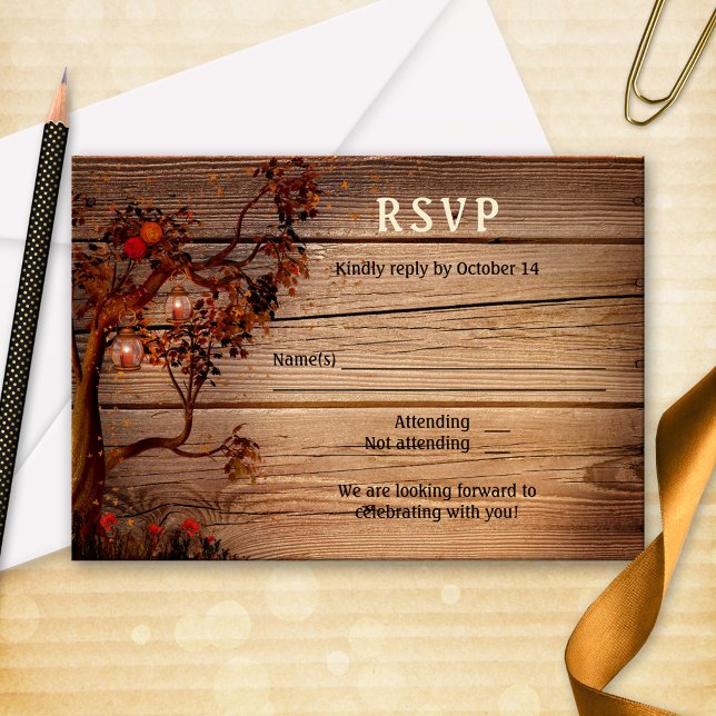 Tarjeta RSVP de la boda de otoño de las luces romá (RSVP card featuring an autumn tree with fall leaves, roses and candle lit lanterns on rustic wood)
