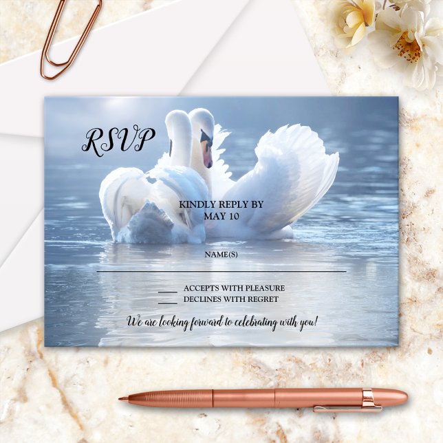 Tarjeta RSVP de la Romántica Boda de Amor del Cisn (Romantic wedding RSVP card featuring two swans in love on a sunlit lake)