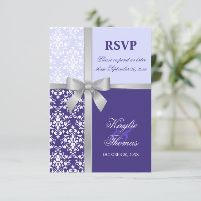 Tarjeta RSVP de matrimonio púrpura Damask Faux Sil (Anverso de pie)