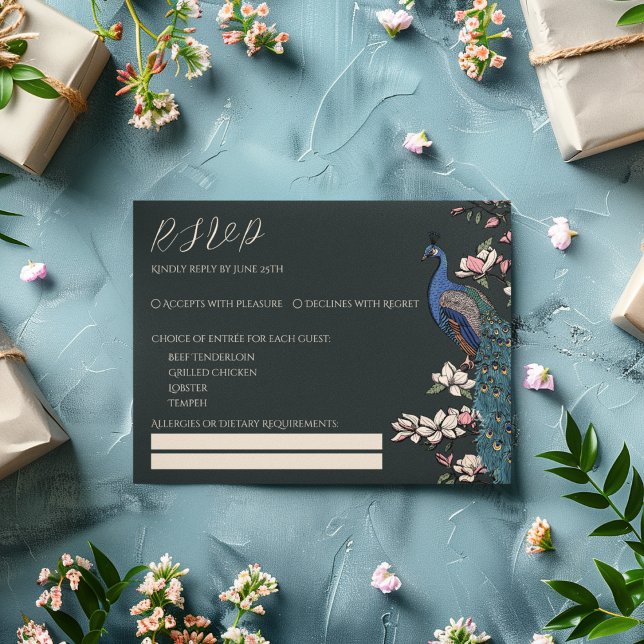 Tarjeta RSVP de pavo real negro moderno (Modern Black RSVP Card. Hand Drawn Illustration of Peafowl Peacock on Magnolia Tree Branch in Bloom)