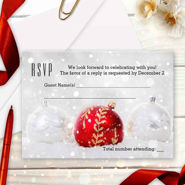 Tarjeta RSVP de vacaciones para Navidades de nieve (Christmas or Holiday party RSVP card featuring silver and red Christmas baubles and sparkling light )