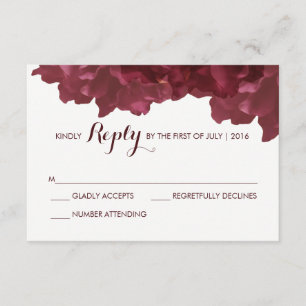 Tarjeta RSVP floral de color vino