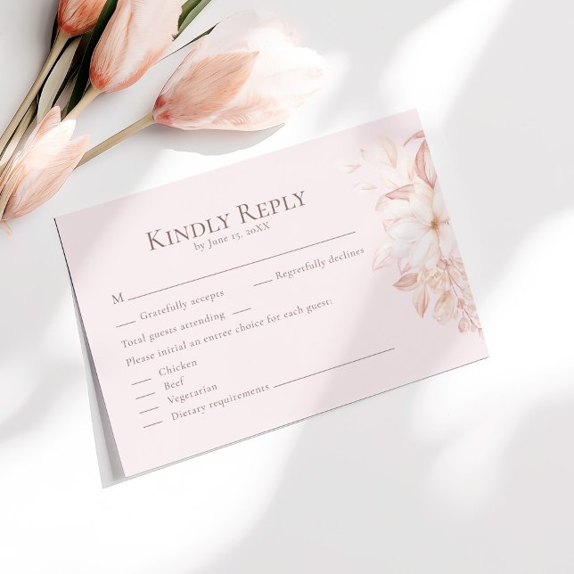 Tarjeta RSVP Romántica de Rosas Pintas (Romantic Pale Pink Roses Wedding RSVP Card on a sunny table with pale pink flowers.)