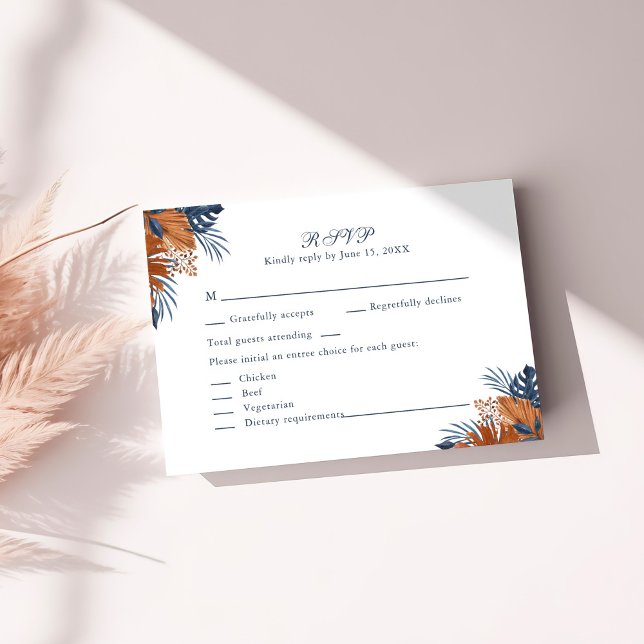 Tarjeta RSVP Rustic Midnight Blue Monstera (Rustic Midnight Blue Monstera RSVP Card on a sunny white table.)