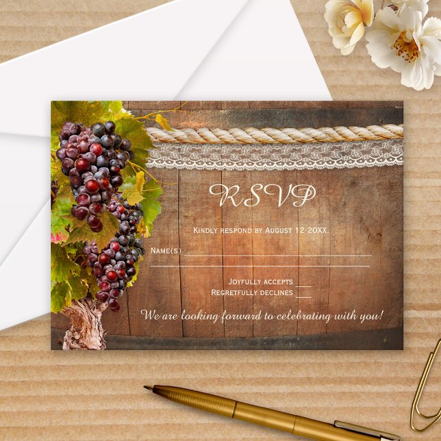 Tarjeta RSVP Rústica de Boda Temática de Vino (RSVP card featuring a rustic design with a wine barrel and grape vine, grapes, lace and rope)