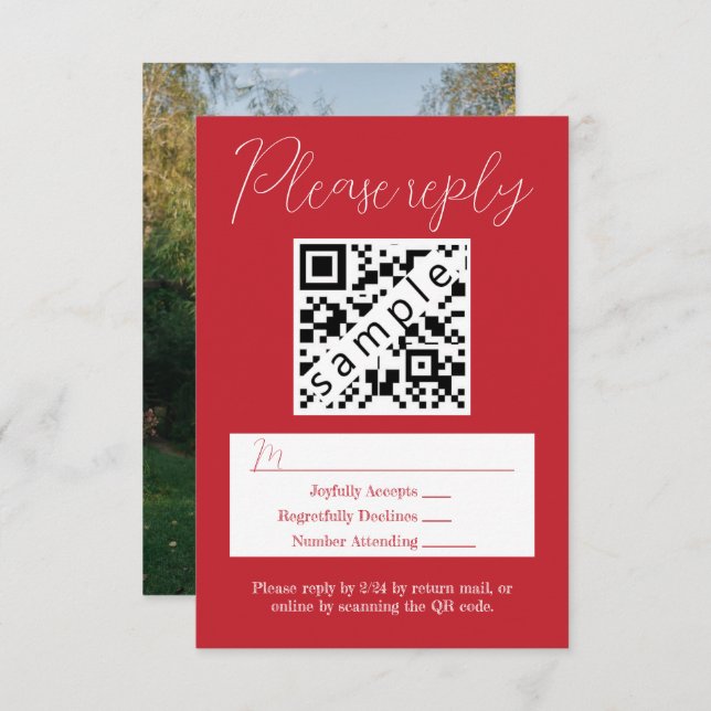 Tarjeta RSVP simple de matrimonio rojo con código  (Anverso / Reverso)