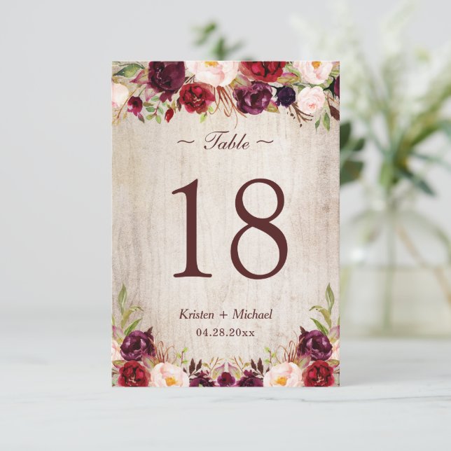 Tarjeta Rustic Woodgrain Burgundy Floral Table Num (Anverso de pie)