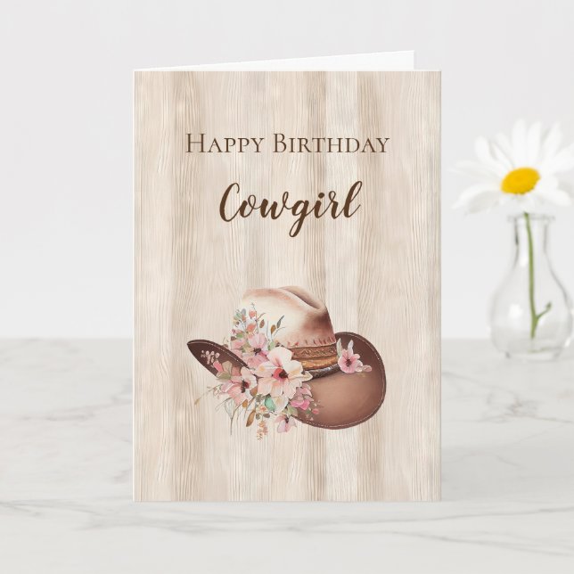 Tarjeta Rústica Faux Wood Cowgirl Floral Gorra Cumpleaños (Planta pequeña)