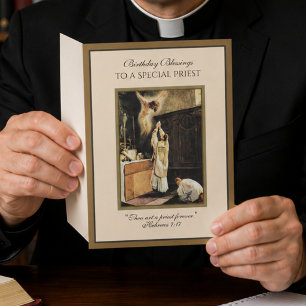 Tarjeta Sacerdote católico ofreciendo oración de cumpleaño