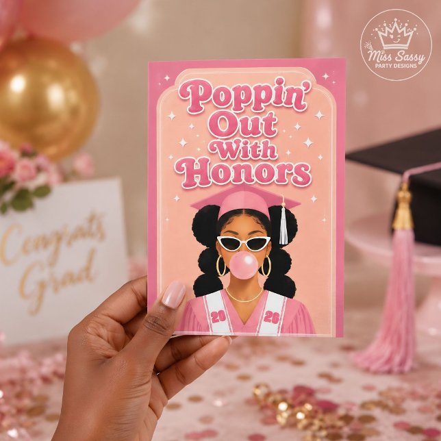 Tarjeta Saliendo Con Honores Rosa Claro Graduada Morena (Poppin' Out with Honors graduation card with Brown girl grad in pink cap & gown blowing bubblegum.
)