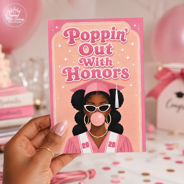 Tarjeta Saliendo Con Honores Rosa Marrón Oscuro Chica Grad (Poppin' Out with Honors graduation card with Black girl grad in pink cap & gown blowing bubblegum.)