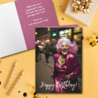 Saludo de cumpleaños de anciana mujer