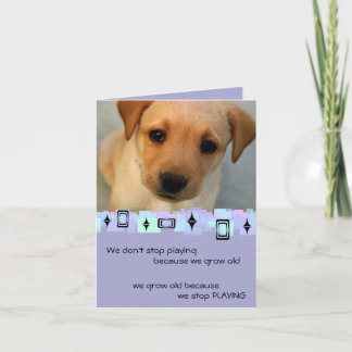 Tarjeta Saludos amarillos del cumpleaños del perrito del