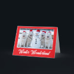 Tarjeta Samoyeds y muñeco de nieve<br><div class="desc">Cuatro Samoyeds con gorros de Santa se pavonean orgullosos con un muñeco de nieve que construyeron.</div>