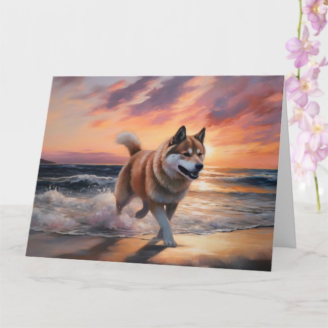Tarjeta Sandy Paws Akita Dog en Beach Sunset (Orquídea)