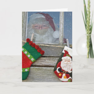 Tarjeta Santa Claus en la ventana de la cabina con copos d