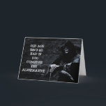 Tarjeta Scary Funny Grim Reaper Cumpleaños<br><div class="desc">Una tarjeta de cumpleaños de humor negro que presenta a la Parca Grim Reaper en las oscuras profundidades del infierno con el texto,  "La vejez no es tan mala si consideras la alternativa".</div>