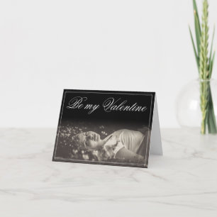 Tarjeta Sé mi San Valentín - joven mujer mentirosa