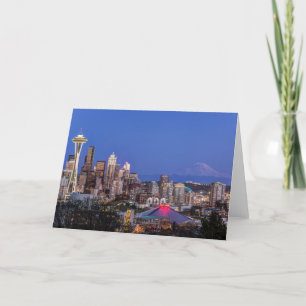 Tarjeta Seattle, el centro y el monte Rainier en Twilight
