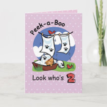 Segundo cumpleaños del chica, gatito Peek-a-Boo