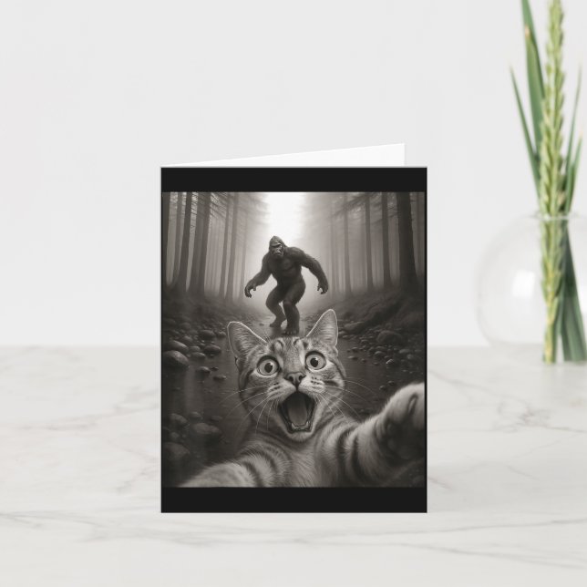 Tarjeta Selfie divertida de gato Ed sorprendido con Bigfoo (Anverso)