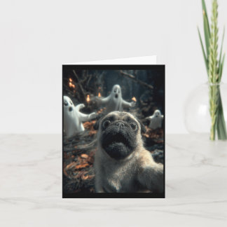 Tarjeta Selfie Divertida de Pug con Fantasmas en el Bosque
