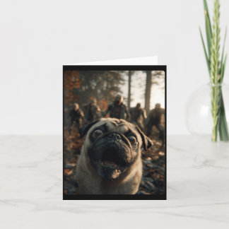 Tarjeta Selfie divertido de pug con zombies en el bosque e
