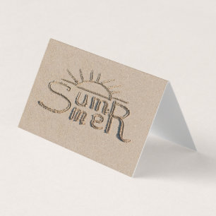 Tarjeta Señal de verano tallada en la arena de la playa