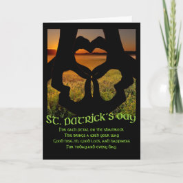 Tarjeta Shamrock para el corazón de mano irlandesa
