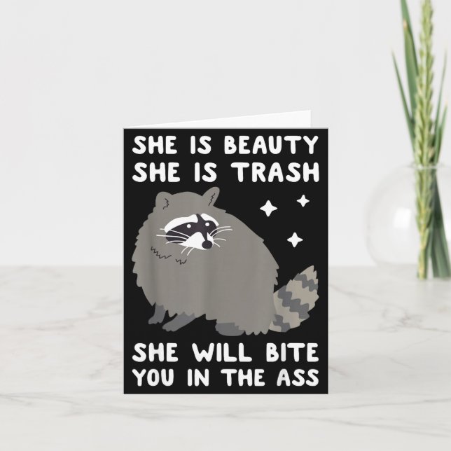 Tarjeta She Is Beauty She Is Trash She Will Bite You In Ra (Anverso)