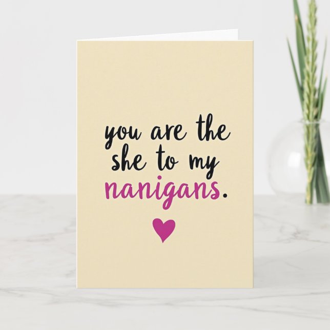 Tarjeta She To My Nanigans Funny Love Card (Anverso)