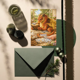 Tarjeta Shhh… Estoy leyendo Dragón de lectura acogedora