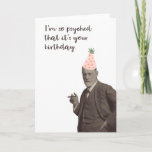 Tarjeta Sigmund Freud Funny Cumpleaños Psicoso<br><div class="desc">Sigmund Freud en un divertido gorra fiesta dice: "Estoy tan emocionado que es tu cumpleaños". Una tarjeta linda e inteligente para los fans de Freud, Lacan, psicología o psicoanálisis. Ideal para terapeutas, analistas, analistas o cualquiera que disfrute del juego de palabras, juegos de palabras y el lenguaje. ¡Di feliz cumpleaños,...</div>