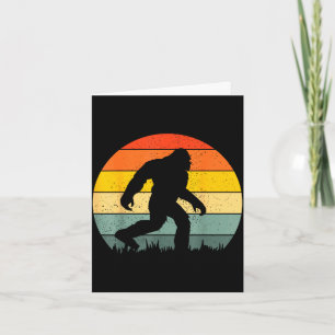 Tarjeta silueta de Bigfoot retro puesta de sol divertido s