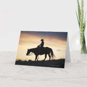 Tarjeta Silueta de una vaquera en su caballo contra