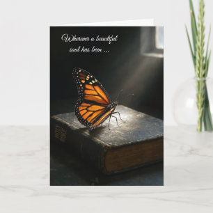 Tarjeta Simpatía monarca mariposa en una sagrada Biblia