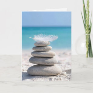 Tarjeta Simpatía Pluma Blanca en un Cairn de Playa