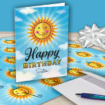 Tarjeta Sister Birthday Cute Sun<br><div class="desc">Haz que tu hermana se sienta especial en su cumpleaños enviándola este alegre y sonriente sol decorativo amarillo y naranja flotando en el cielo azul con nubes. El texto interior dice "El sol empezó a brillar un poco más el día en que naciste".</div>