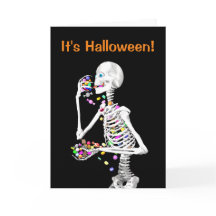 Skeleton comiendo dulces de Halloween
