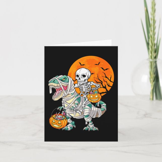Tarjeta Skeleton Riding Mummy Dinosaur T Rex Halloween Div (Anverso)
