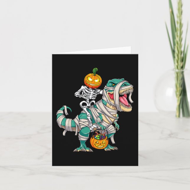 Tarjeta Skeleton Riding Mummy Dinosaur T rex Halloween Div (Anverso)