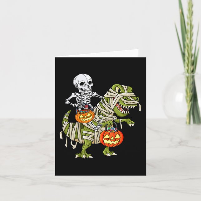Tarjeta Skeleton Riding Mummy Dinosaur T rex Halloween Div (Anverso)