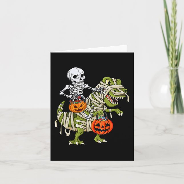 Tarjeta Skeleton Riding Mummy Dinosaur T rex Halloween Div (Anverso)