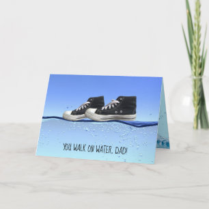 Tarjeta Sneakers negros del Día del Padre en el agua