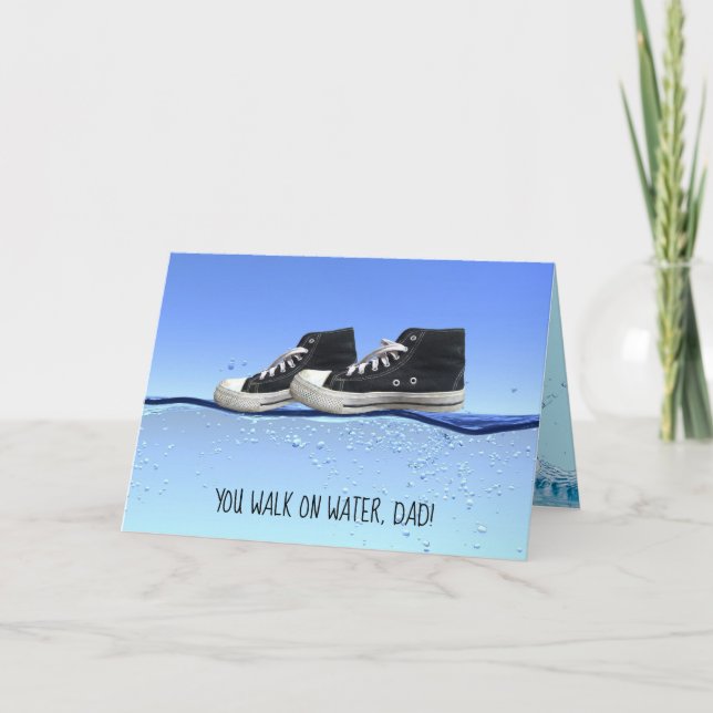 Tarjeta Sneakers negros del Día del Padre en el agua (Anverso)