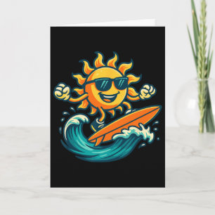 Tarjeta Sol de dibujos animados surfeando la ola de la pla