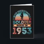 Tarjeta Soldado nacido en 1953 70th Birthday Gift Veteran<br><div class="desc">Nunca subestimes a un soldado nacido en 1953. Regalo de cumpleaños número 70 ideal para un veterano de 70 años o un entusiasta del ejército,  estados unidos,  la fuerza aérea y el ejército. Presencia retro para hombres,  mujeres,  papá en el Día del Padre.</div>